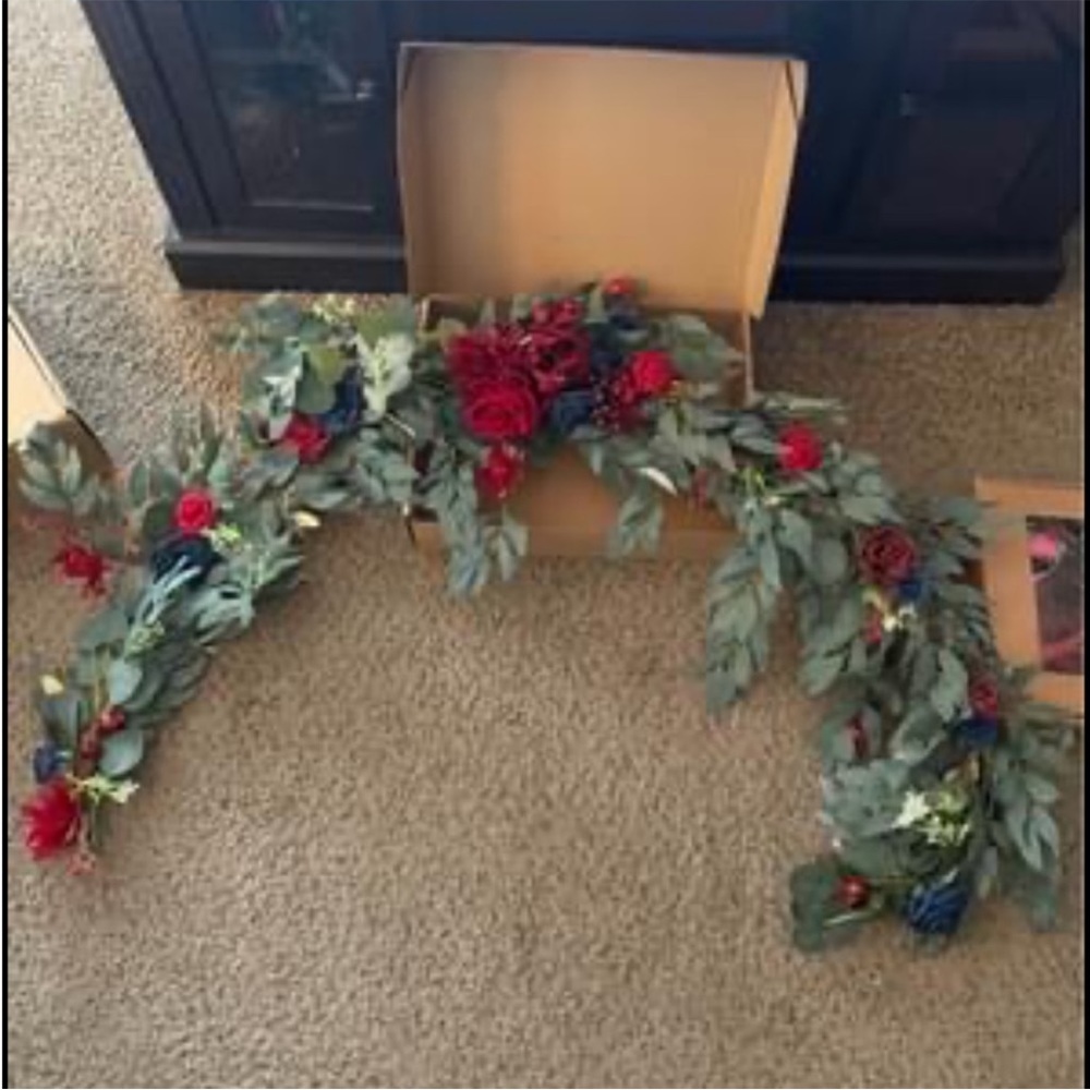 Ling’s moment navy/burgundy garland